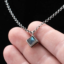 Load image into Gallery viewer, Delicate Blue Labradorite Pendant